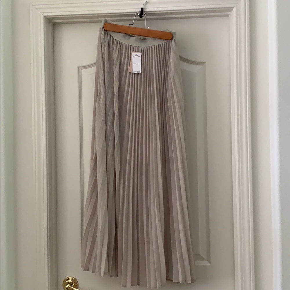 Philosophy tan pleated flowy skirt